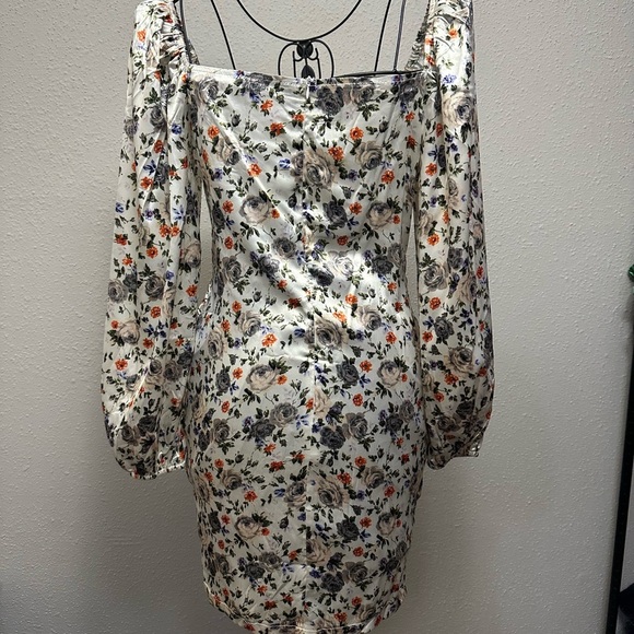 Chic Floral Ruched Dress with Long Sleeves - Picture 4 of 4